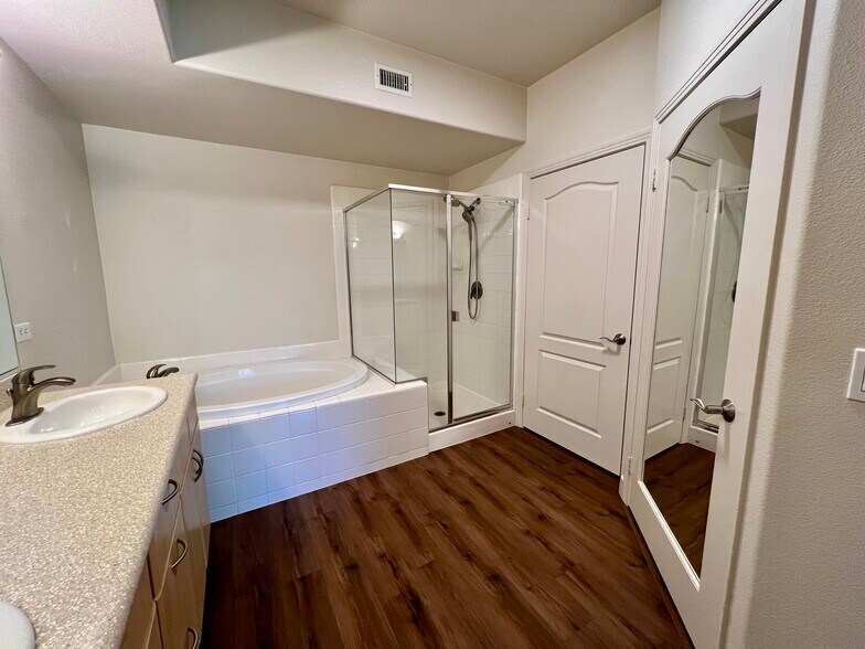 Primary bathroom - 8355 Station Village Ln