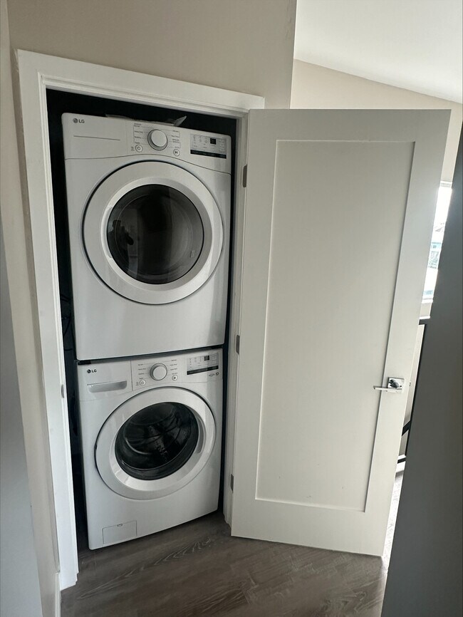 Building Photo - 5124 Leo St