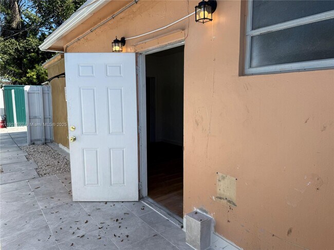 Building Photo - 6301 Moseley St