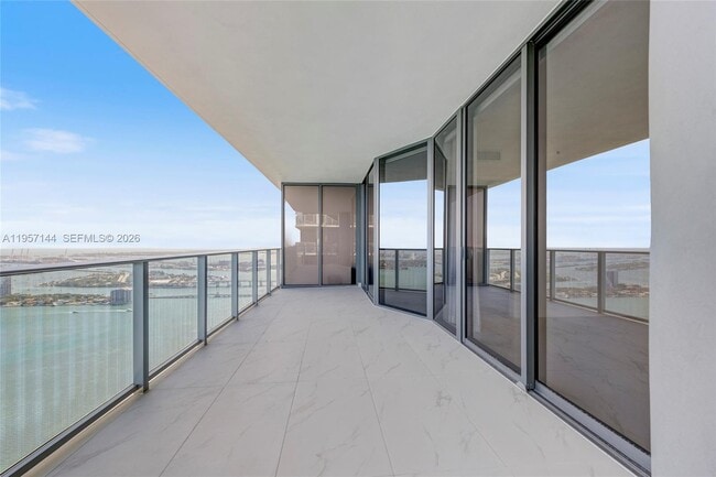 Building Photo - 700 NE 24th St