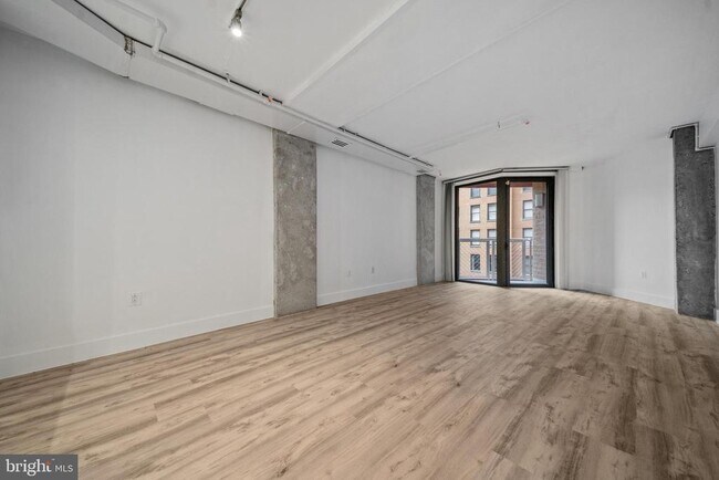 Building Photo - 616 E St NW