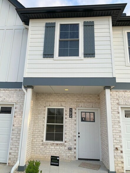 Building Photo - 102 Maple Vw Dr