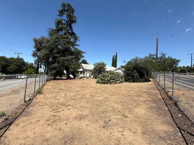 Building Photo - Charming 3 bedroom 2 bathroom in Yucaipa