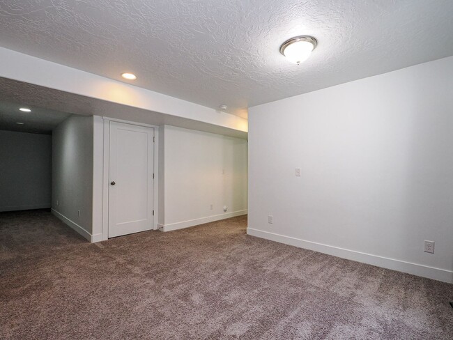 Building Photo - Basement Apartment in Eagle Mountain