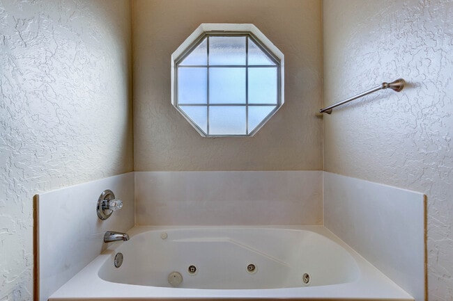 Building Photo - 500 Loyd Ln