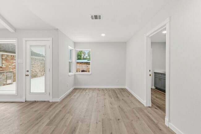Building Photo - 15215 Parkville Dr
