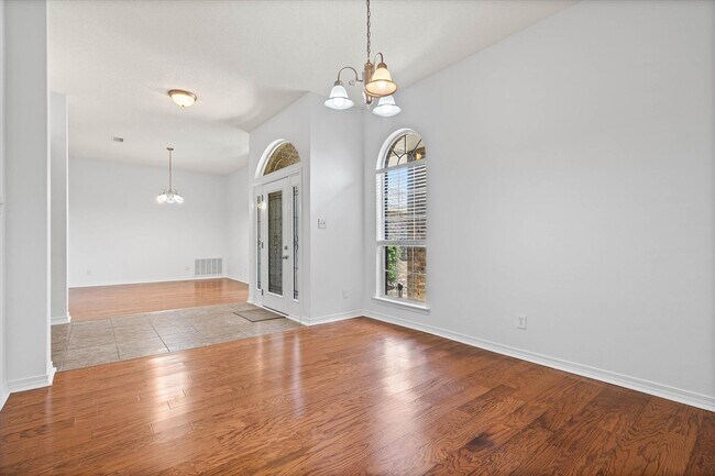 Building Photo - Spacious 4-bedroom Retreat