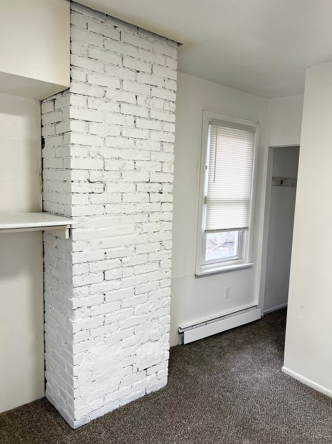 Building Photo - Spacious 3 bed, 2.5 bath Single Family home in Carrick- New Flooring and Paint, Available Immedia...