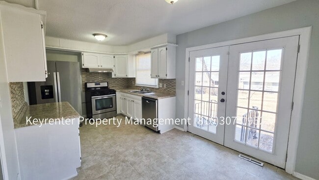 Building Photo - 4 bedroom 1.5 bath