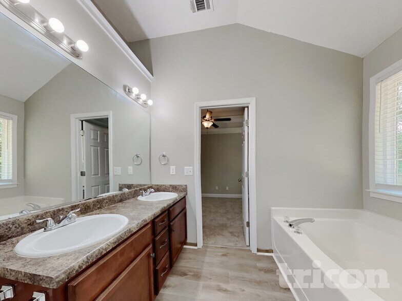 Building Photo - 215 Comet Ct
