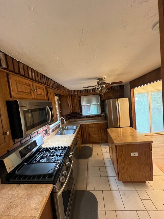 Building Photo - 1608 Carmella Dr