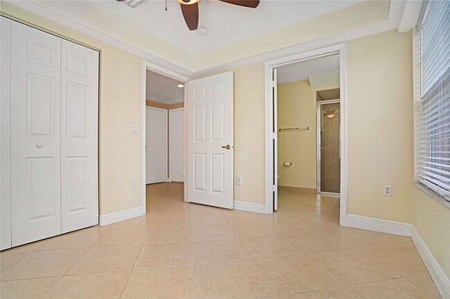 Building Photo - 1033 NE 17th Way