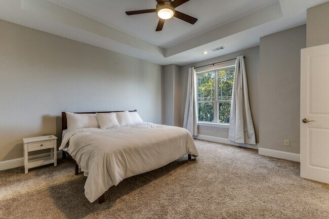 Building Photo - 5914 Hudson St