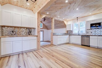 Building Photo - 413 Caroline St