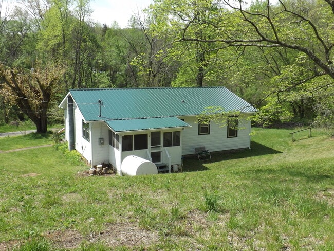 Building Photo - 3 Bedroom Home Close to WCU available 8/4/...