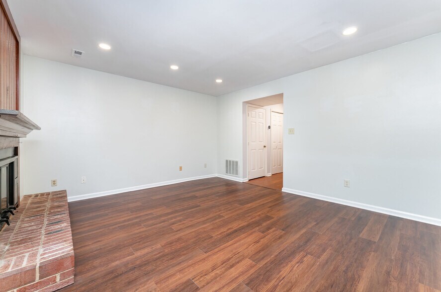Building Photo - 1605 Budwood Dr