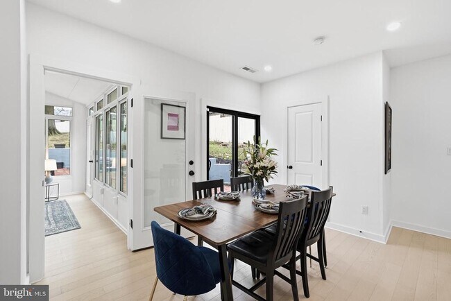 Building Photo - 2211 Franklin St NE