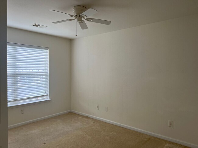 Building Photo - Gorgeous 3 Bedroom townhome in Carolina Fo...