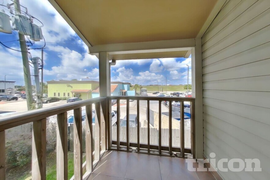 Building Photo - 1715 Evesham Dr