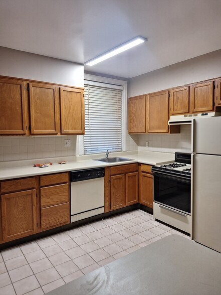 13 feet of countertop - 4 Knox Ave