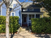 Building Photo - Beautiful Ground Level 1Bed/1Bath with Dec...