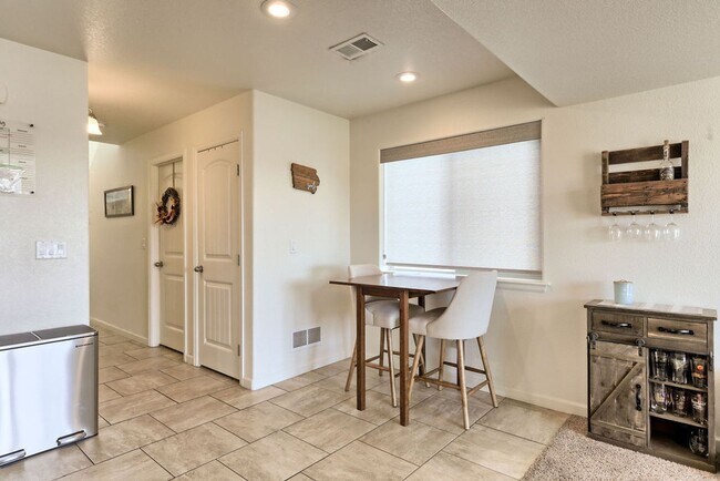 Building Photo - 3 Bedroom 2 1/2 Bath Townhome in Wellington