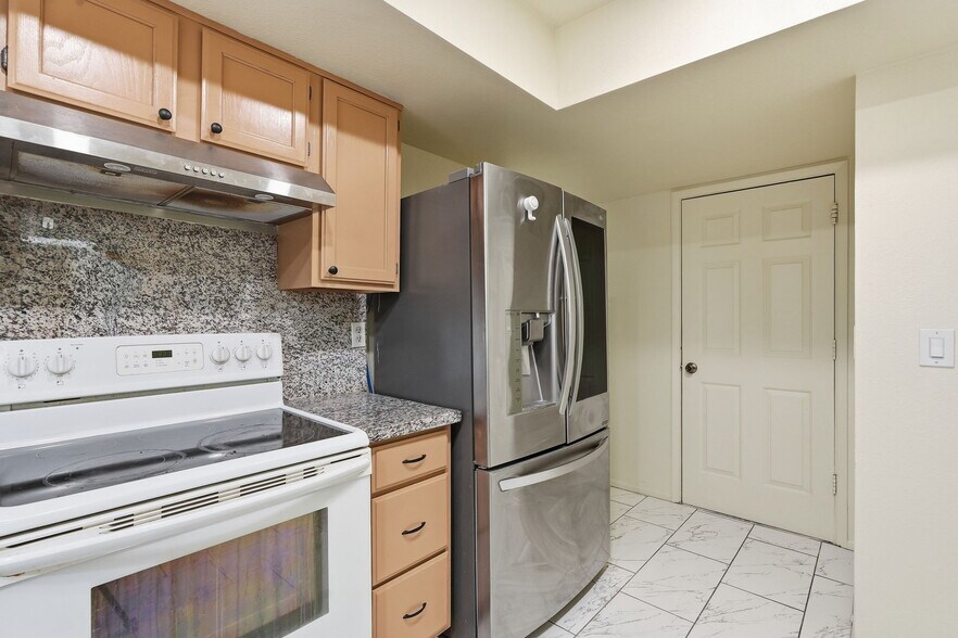 Building Photo - 4731 W Paradise Ln
