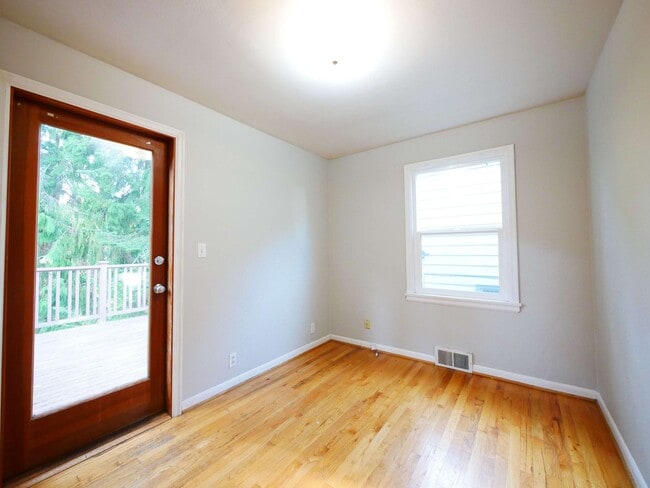 Building Photo - 5 BED & 2.5 BATH SINGLE FAMILY HOUSE FOR RENT