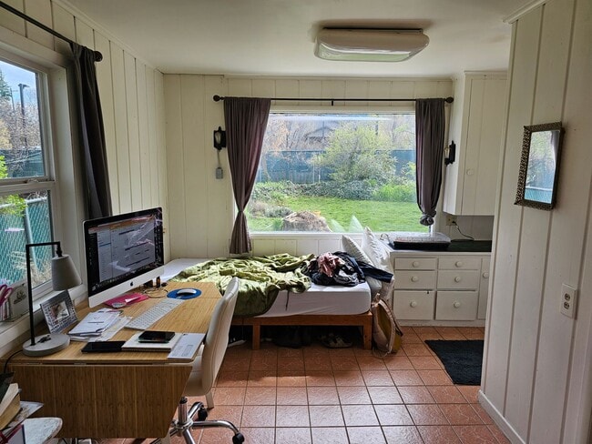 Building Photo - 906 G Ave