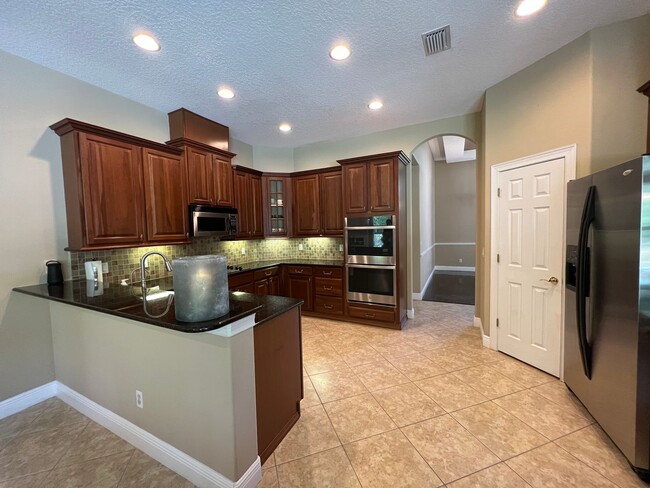 Building Photo - Beautiful 5 Bed 4 Bath Pool Home in the gu...