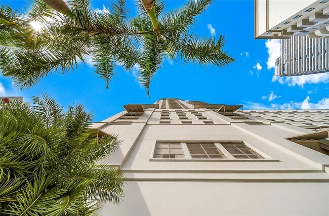 Building Photo - 999 SW 1st Ave