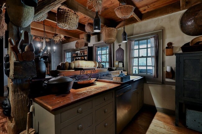 Building Photo - Custom- Built, Log Home in Martin, TN! (WEEKLY RENTAL ONLY)