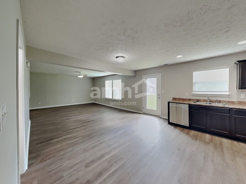 Building Photo - 1151 Fiesta Dr