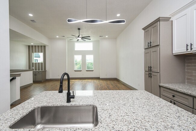 Building Photo - 5901 Crest Ct