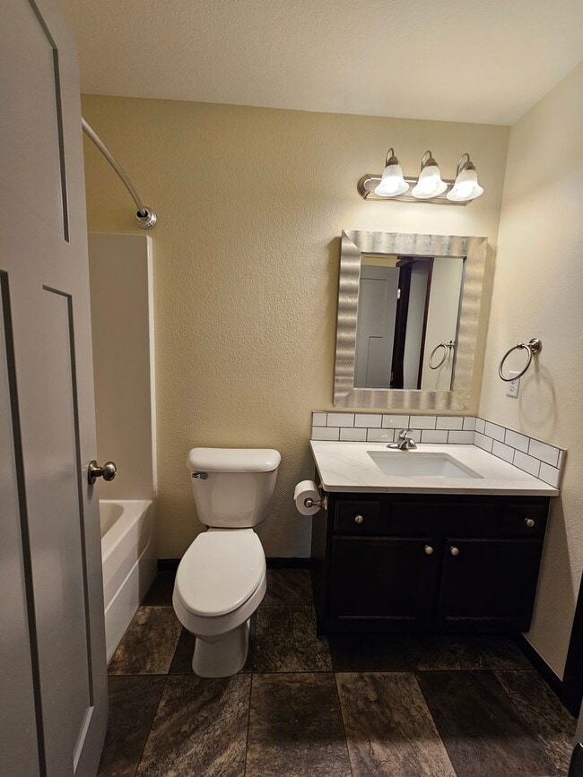 Building Photo - 3 BED | 2.5 BATH | SPLIT-FOYER HOME | DOUB...