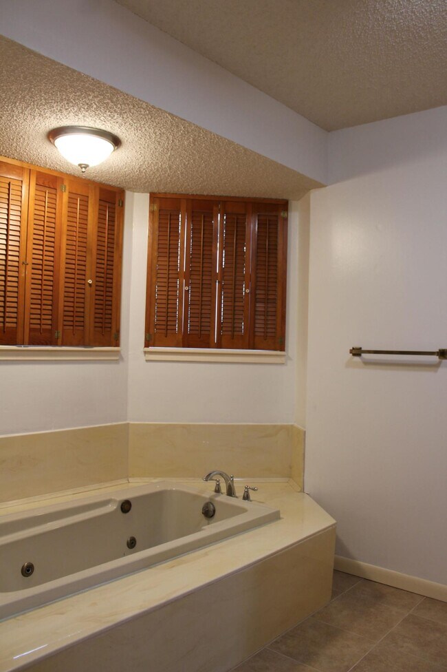 Building Photo - 153 Ben Hogan Dr
