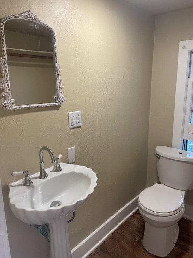 Building Photo - Charming 20's home