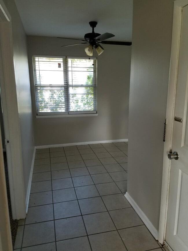 Building Photo - 2113 Henderson Dr