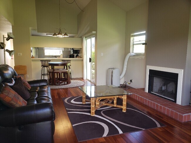 Building Photo - Beautiful Fully Furnished Condo