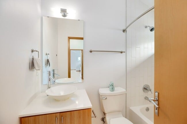 Building Photo - Stunning Modern 3 Bed / 2.5 Bath Townhome in Beautiful Maple Leaf Neighborhood