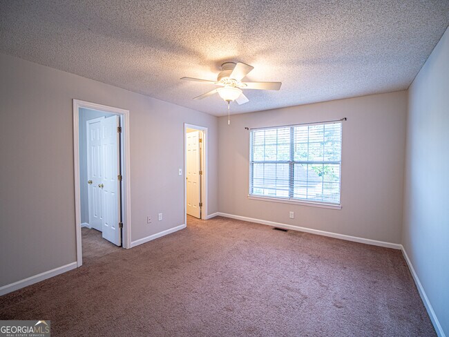 Building Photo - 4223 Lakes End Dr NW