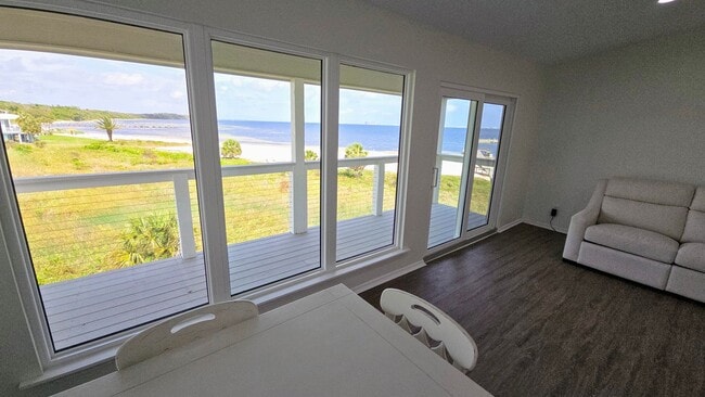 Building Photo - Completely renovated 2 bedroom 2 bath waterfront condo for rent near Pensacola Beach!