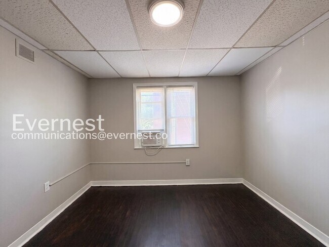 Building Photo - 2 Bed/1 Bath Townhome with Off-Street Parking / Pet-Friendly / Vouchers Accepted / Available Now!