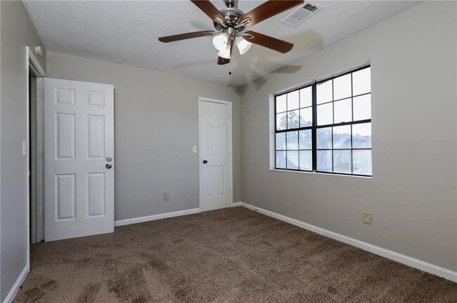 Building Photo - 7000 Oakhill Cir