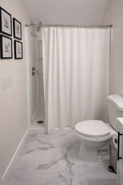 Building Photo - 801 E Knollwood St