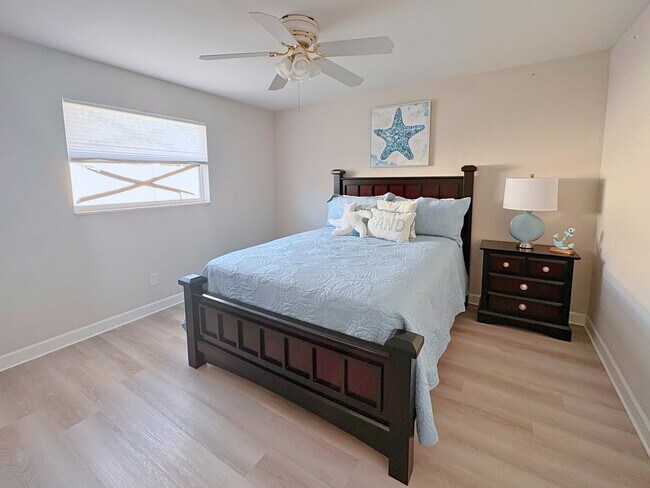 Building Photo - Spacious 3BR Home with Garage, Fenced Yard & Covered Patio in Seminole