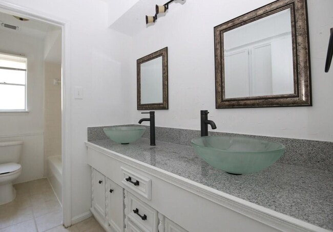Building Photo - 710 Enchanted Trail Dr