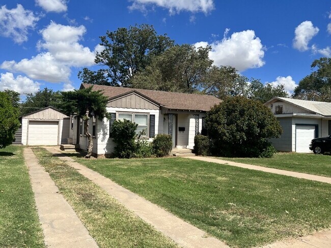 Building Photo - Large 2/1.5 with 2 Living Areas