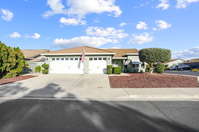 Building Photo - 209 Grapewood Ct