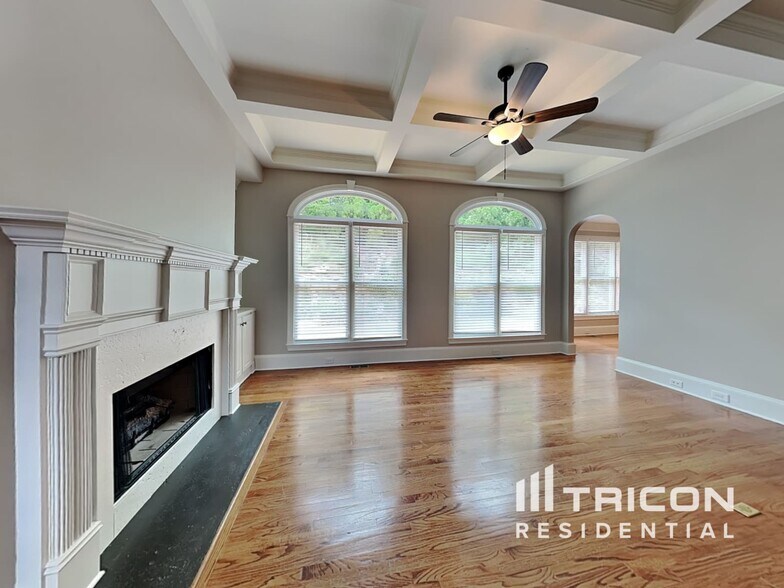 Building Photo - 5840 Cool Springs Dr
